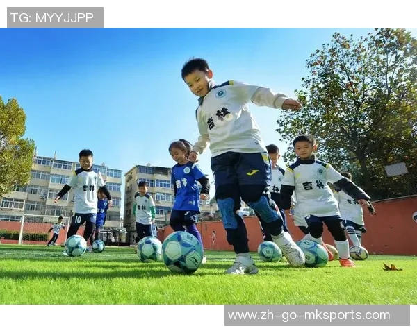 清晨绿茵场上足球明星全情投入刻苦训练展现坚毅拼搏精神 清晨绿茵场上足球明星全情投入刻苦训练展现坚毅拼搏精神